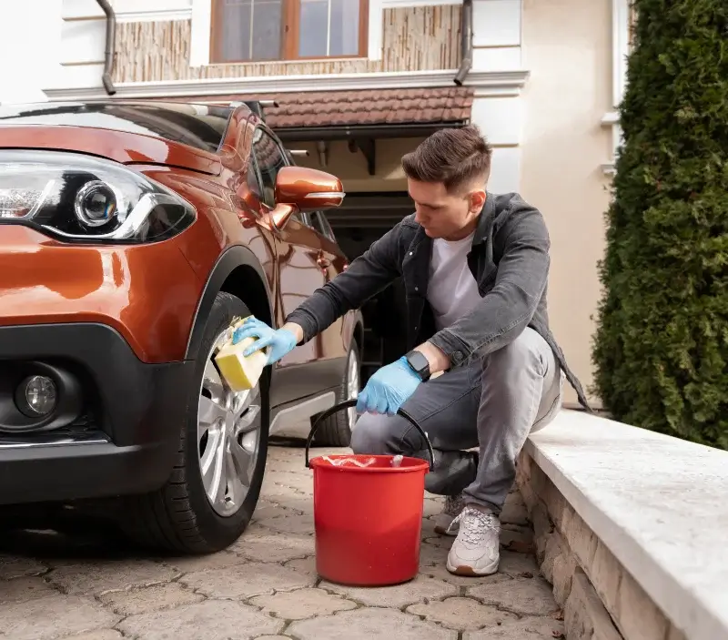 Lavage auto à domicile Fermanville : professionnel intervenant sur un véhicule